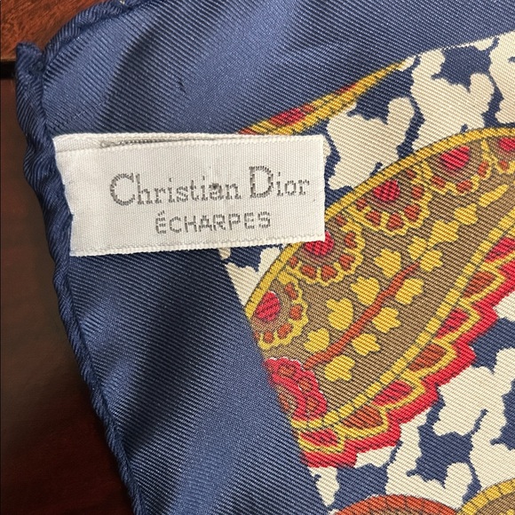 CHRISTIAN DIOR ECHARPES (scarf). 100% Silk - Picture 3 of 15